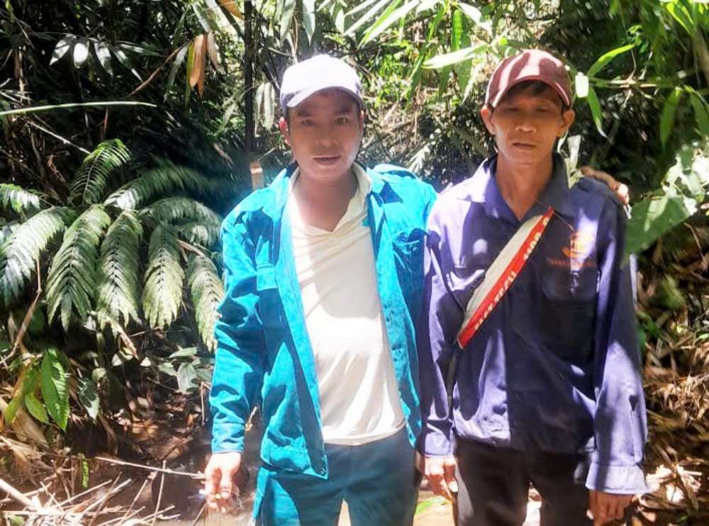Nguoi dan ong (ben phai) vao rung be mang va bi lac, mat tich nhieu gio. Anh: Cong an cung cap