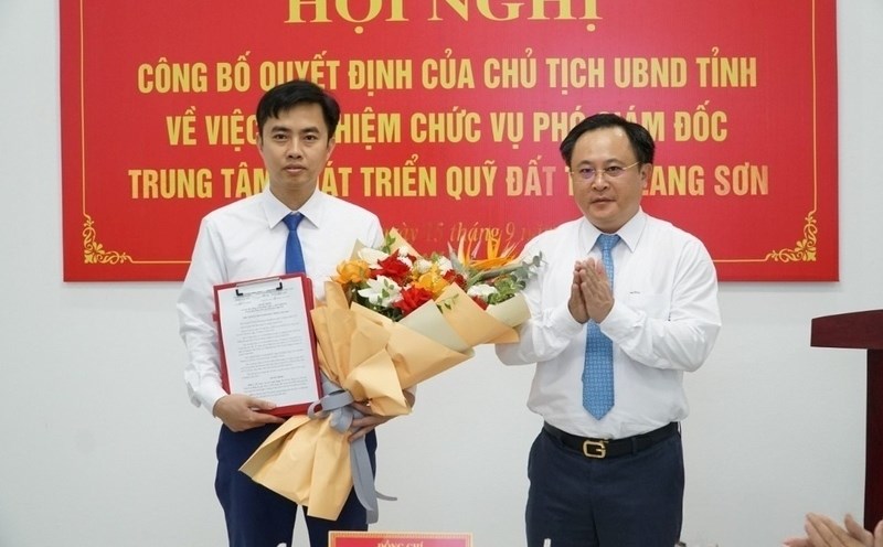 Vice Chairman of Lang Son Provincial People's Committee presented the Decision on appointment and presented flowers to congratulate the new Deputy Director of the Provincial Land Fund Development Center. Photo: Cat Tien