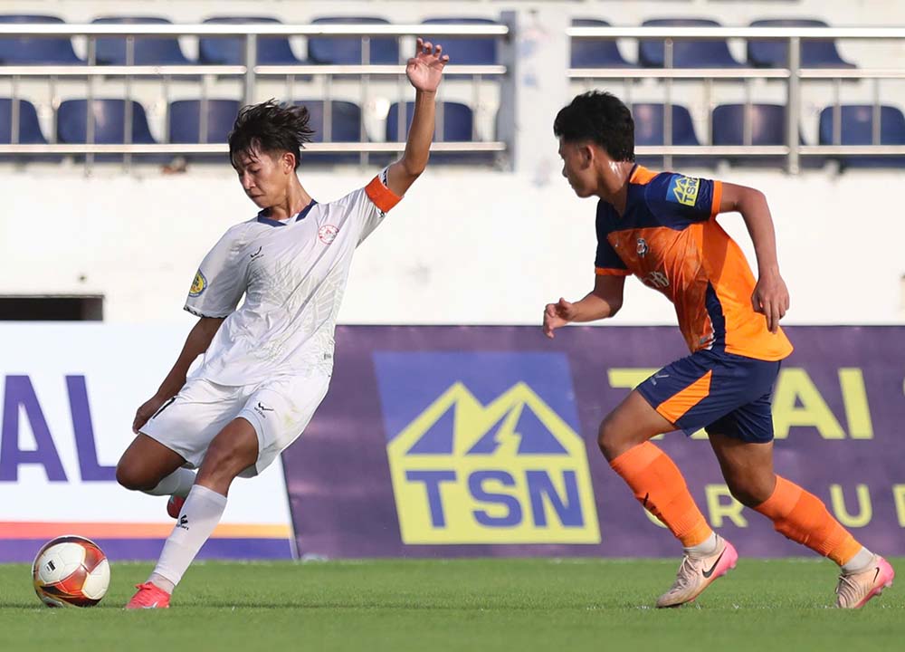 U17 cau lac bo bong da TPHCM nhap cuoc tot truoc U17 Da Nang. Anh: Huu Pham