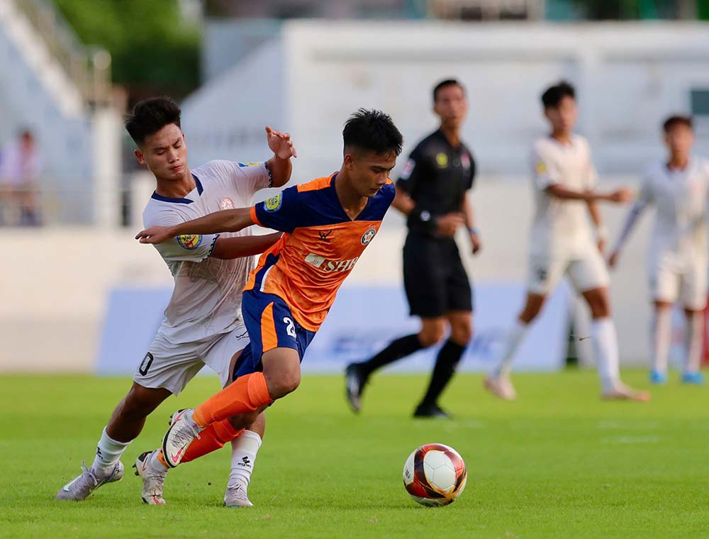 U17 Da Nang no luc tim ban go bat thanh. Anh: VFF