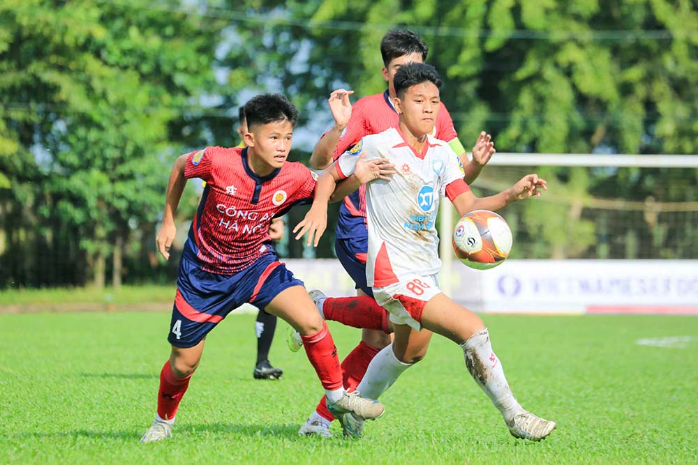 U17 Nam Dinh (ao trang) co thang loi nguoc dong truoc U17 Cong an Ha Noi. Anh: VFF