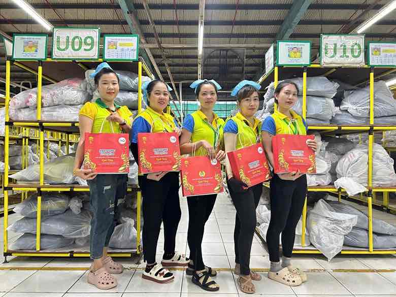 Union members and workers receive gifts on the occasion of the Mid-Autumn Festival in 2025. Photo: Hwaseung Vina Co., Ltd.'s Trade Union