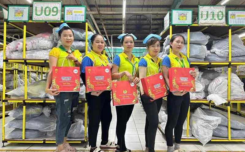 Union members and workers receive gifts on the occasion of the Mid-Autumn Festival in 2025. Photo: Hwaseung Vina Co., Ltd.'s Trade Union
