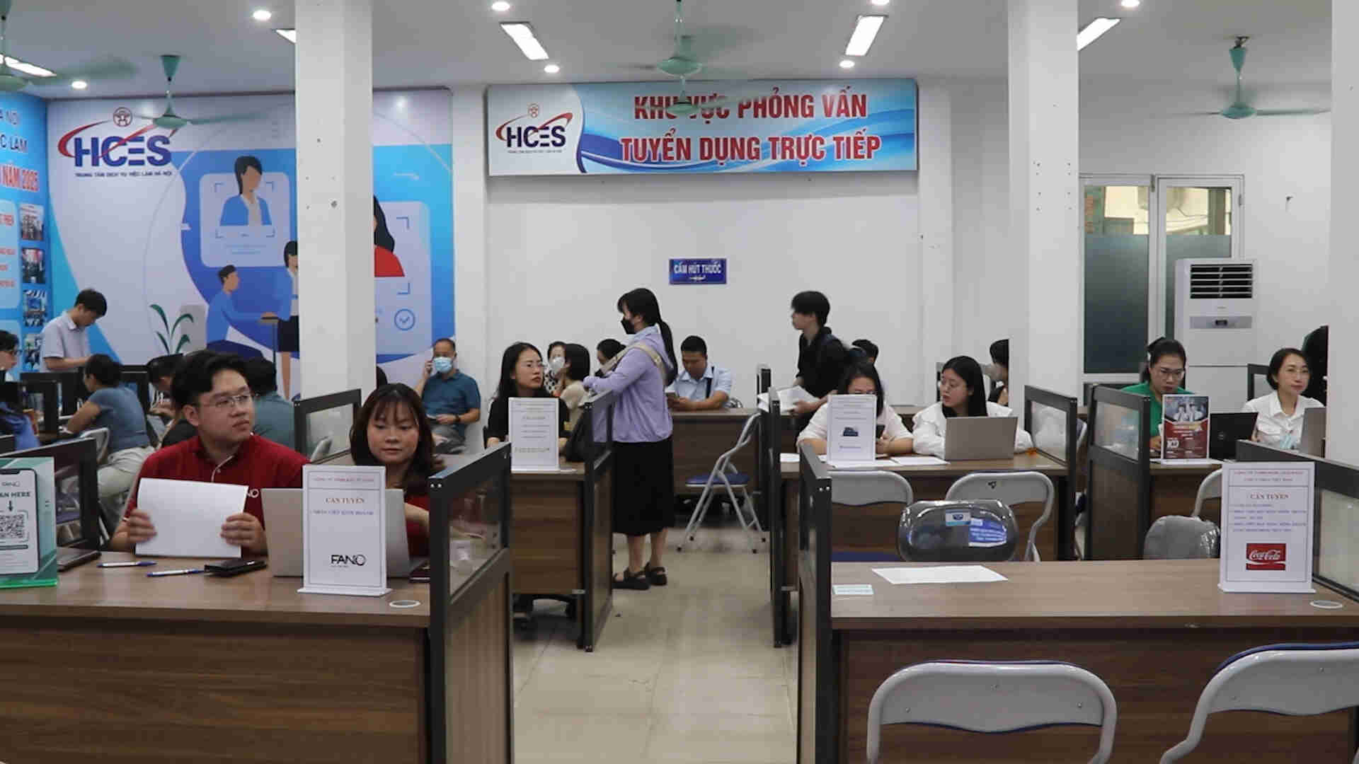 Phien giao dich viec lam truc tuyen thu hut gan 100 doanh nghiep tham gia, mo ra co hoi viec lam cho hang chuc nghin lao dong tai nhieu tinh, thanh. Anh: Cao Thom 