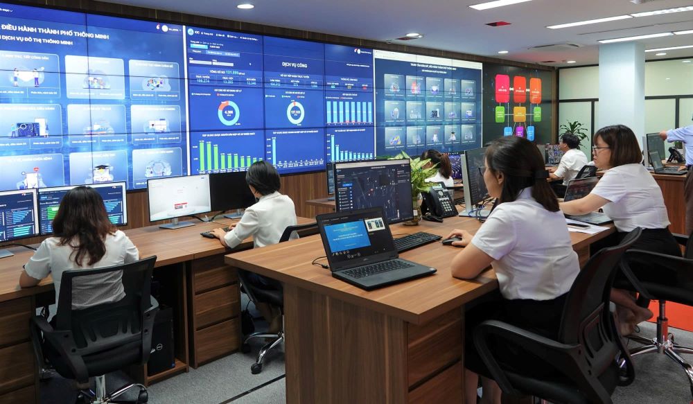 Da Nang trien khai duong day nong ho tro chuyen doi so trong chinh quyen 2 cap. Anh: IOC Da Nang