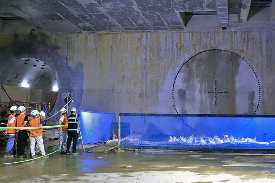 Ngay 15.9, doi ngu can bo, ky su, chuyen gia va cong nhan du an metro Nhon - ga Ha Noi da cung tap trung theo doi mot khoanh khac vo cung dac biet - robot dao ham TBM so 2 chinh thuc tiep can nha ga S10 - Cat Linh.