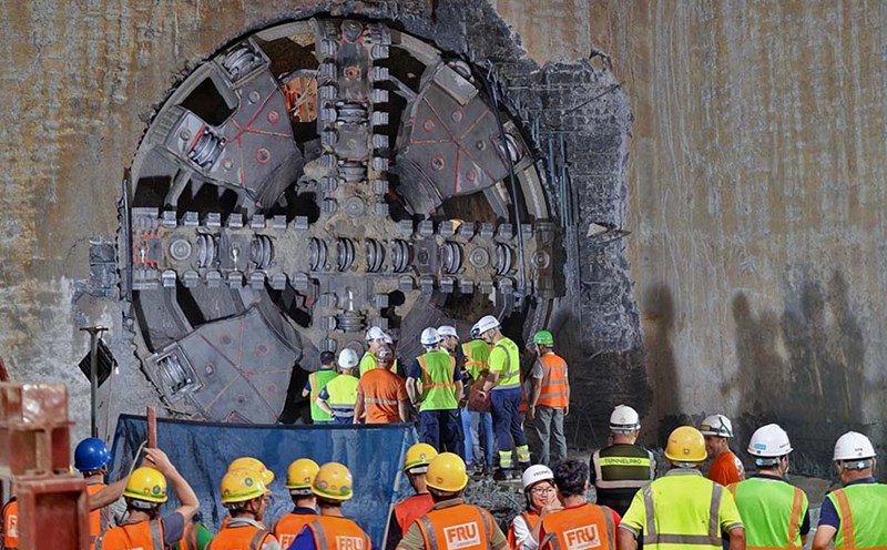 According to Mr. Ong Park Young Ill - Project Director, Representative of Hyundai - Ghella Joint Venture (HGU), the "Daring" TBM No. 2 entering S10 - Cat Linh Station is not only a technical success, but also affirms the effectiveness of the close and professional cooperation between international engineers, experts and the team of Vietnamese officers and workers.