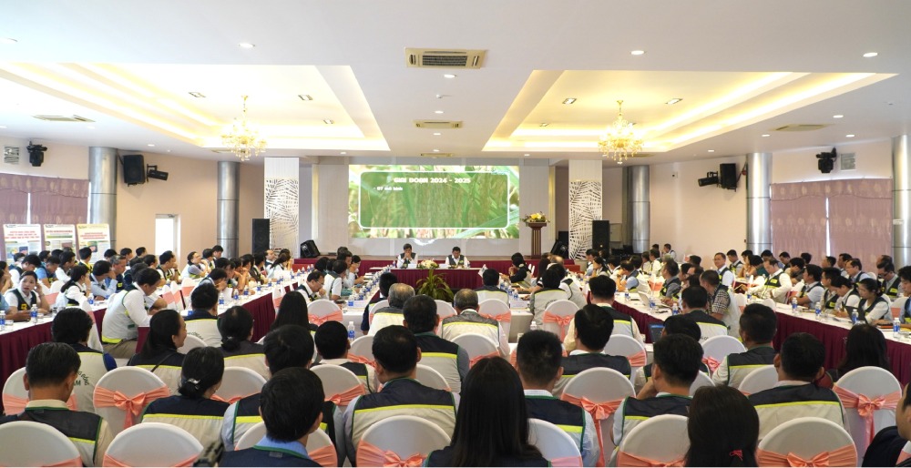 Nhieu dai bieu cung dong gop y kien thao luan tai hoi nghi. Anh: Nguyen Anh