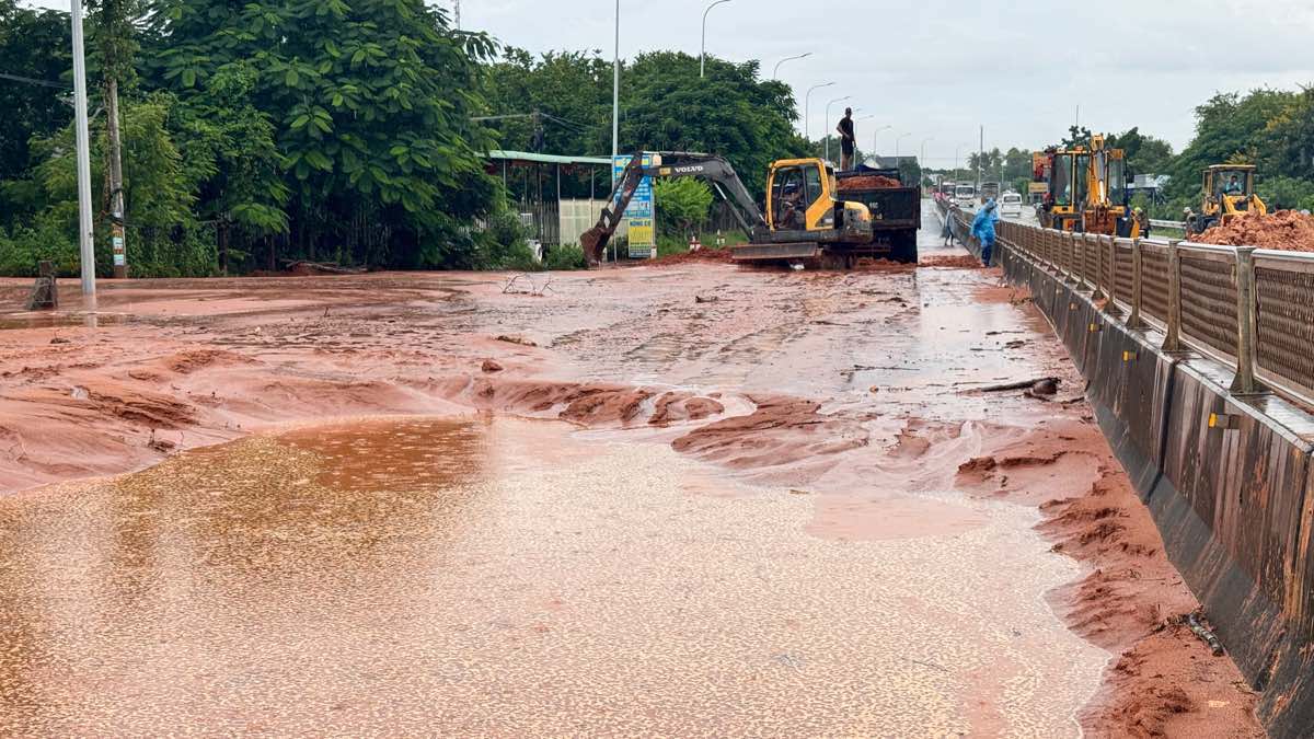 Red sand flooded onto National Highway 1, causing traffic congestion in Lam Dong. Photo: Duy Tuan