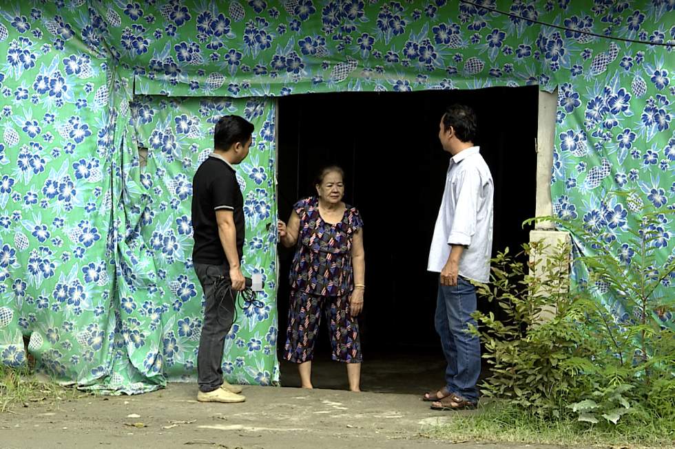 Nguoi dan tai duong Phan Dinh Phung o Can Tho phai che chan 2-3 lop vai de ngan bui. Anh: Ta Quang
