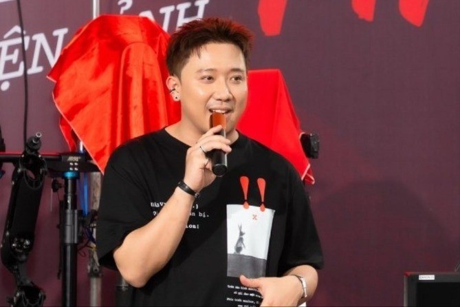 Tran Thanh talks about making films. Photo: Provided by the film crew