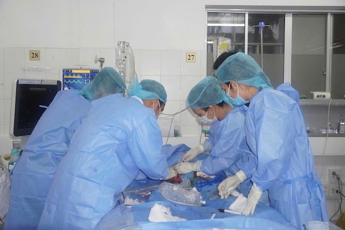 E-kip thuc hien cung luc VV-AV  ECMO cho benh nhan bi viem pho . Anh: Benh vien Da khoa Trung uong Can Tho. 