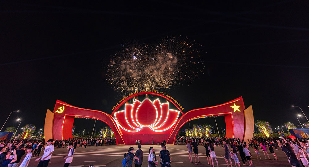 El espectaculo de fuegos artificiales es una de las actividades mas esperadas en la Exposicion de Logros del Pais A80 en Dong Anh Hanoi. Foto: VEC