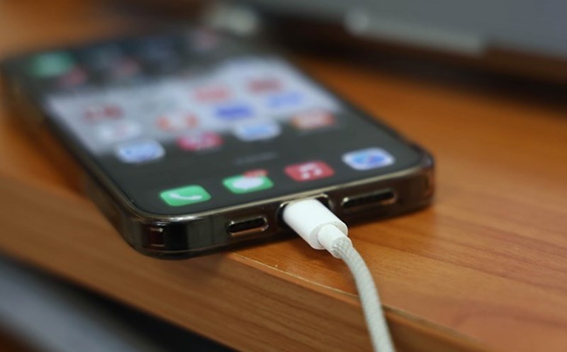 Here are some simple tips that can help your phone work durably all day without using a backup charger. Photo: Duong Anh