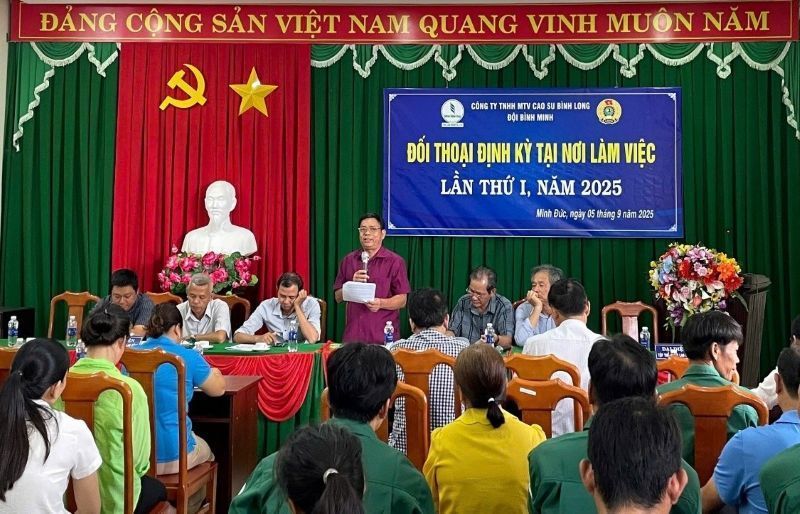 Mr. Bui Dinh Bay - Deputy General Director of Binh Long Rubber Company (residing) answered the opinions and recommendations of workers at the regular dialogue. Photo: Duc Long