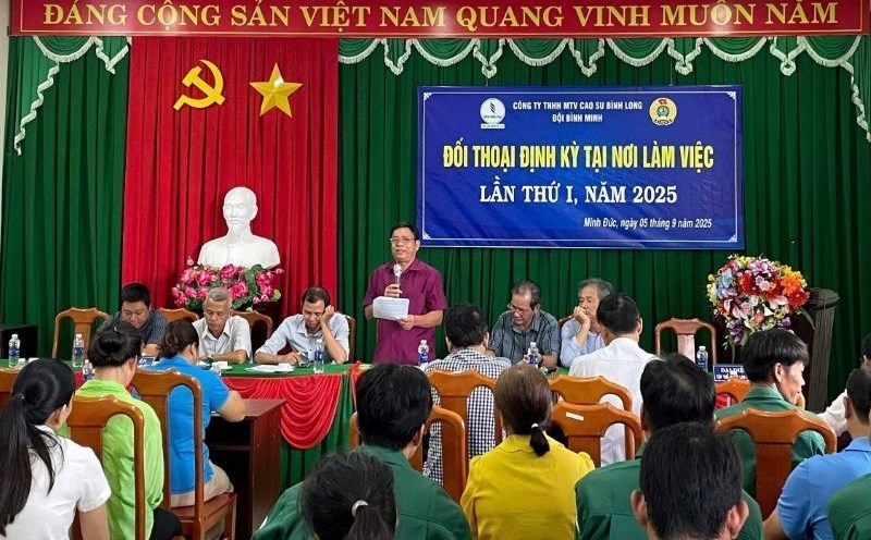 Mr. Bui Dinh Bay - Deputy General Director of Binh Long Rubber Company (residing) answered the opinions and recommendations of workers at the regular dialogue. Photo: Duc Long