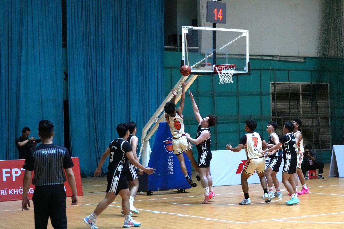 2025년 전국 5x5 U23 농구 선수권 대회 개막식 후 경기에서 득점 장면. 사진: 탄 안