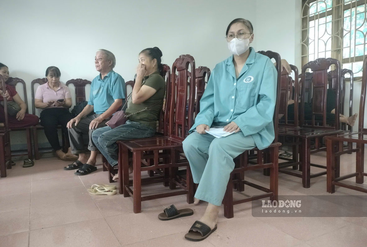 Sau thời gian ngắn điều trị viêm tủy, viêm não, bà Nguyễn Thị Bích Liên đã rụng gần hết tóc, đầu thường xuyên choáng váng. Ảnh: Văn Đức 