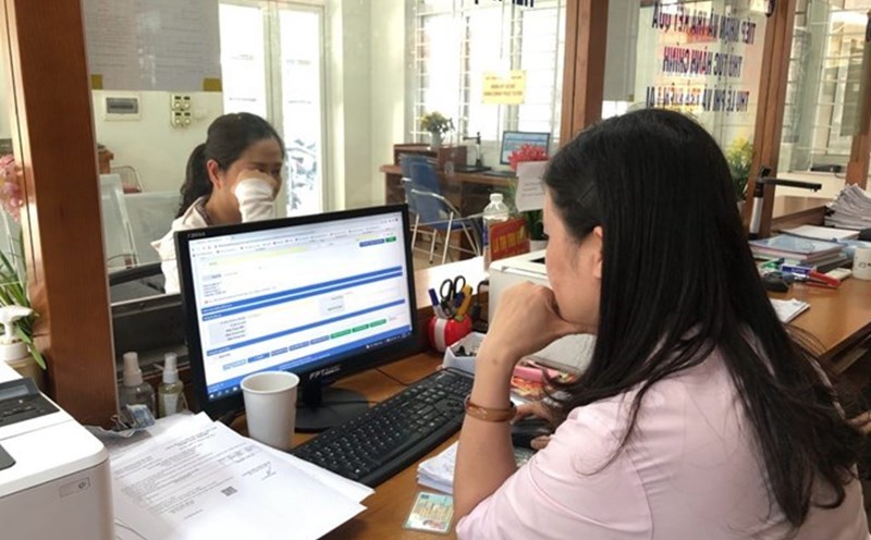 Voters recommend paying attention to the regime, policies and creating suitable jobs for part-time workers at the commune level. Photo: Que Chi.