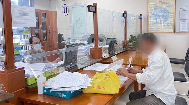 Hanoi Social Insurance officers advise employees on pension regimes. Photo: Ha Anh