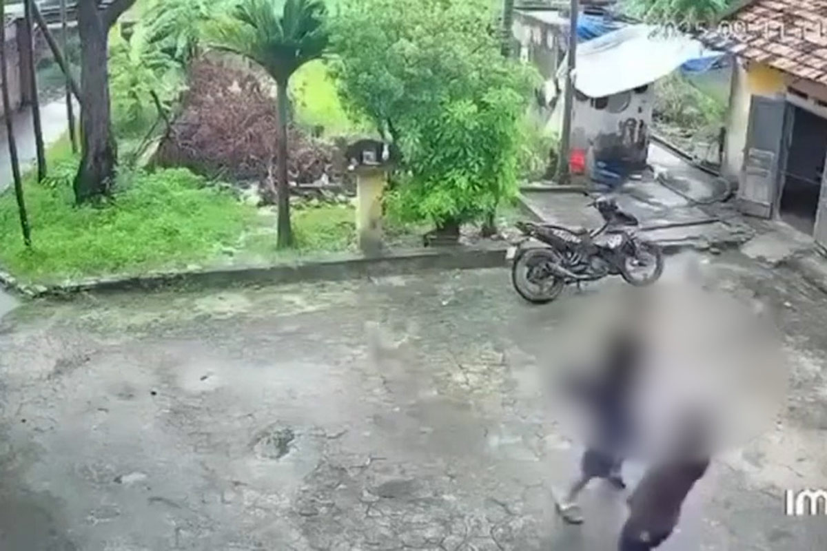 Phùng Văn Giang bất ngờ vung dao chém liên tiếp vào đầu, mặt và người mẹ vợ ngay tại sân nhà. Ảnh: Quang Sang