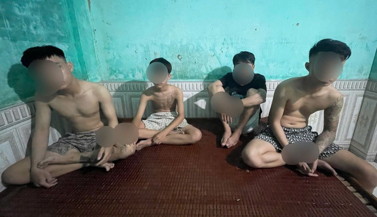 Trieu Phong コミューン警察に麻薬使用で逮捕された4人のグループ。写真:Trieu Phong コミューン警察