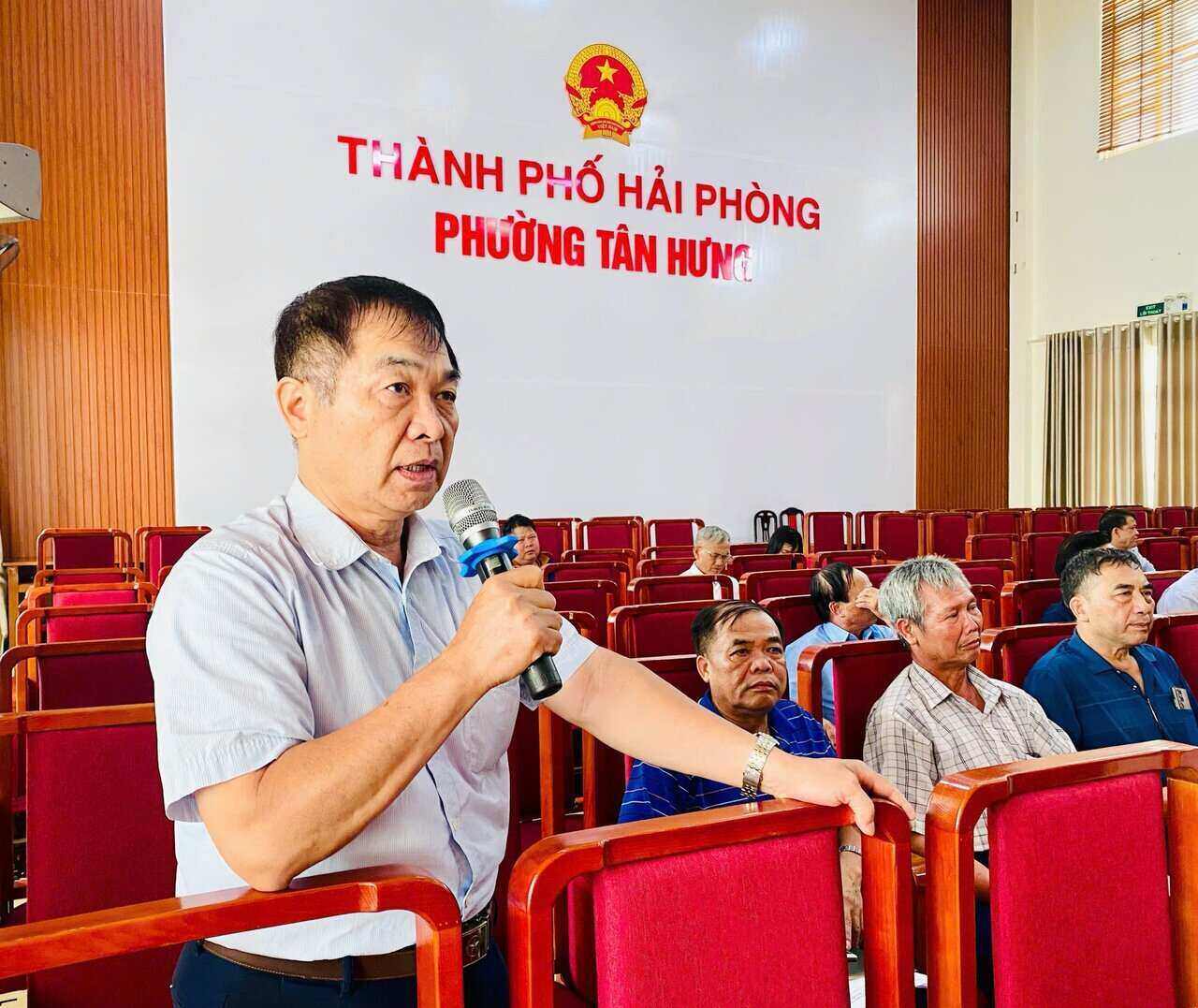 Cac dai bieu phuong Tan Hung dong gop y kien tai hoi nghi.  Anh: Hoang Yen 