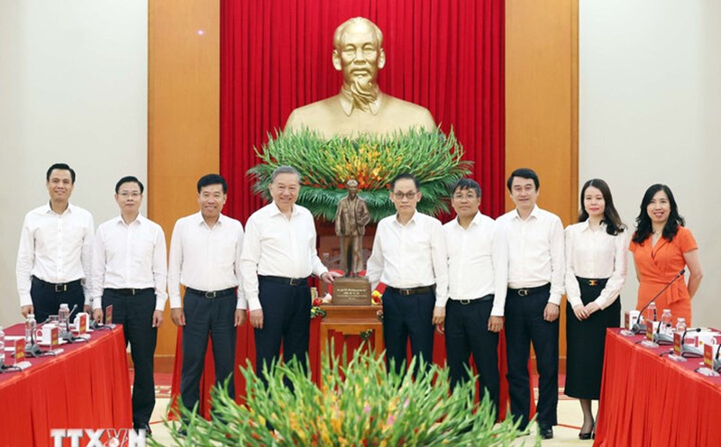 General Secretary To Lam presented the statue of President Ho Chi Minh to the Ministry of Foreign Affairs. Photo: VNA