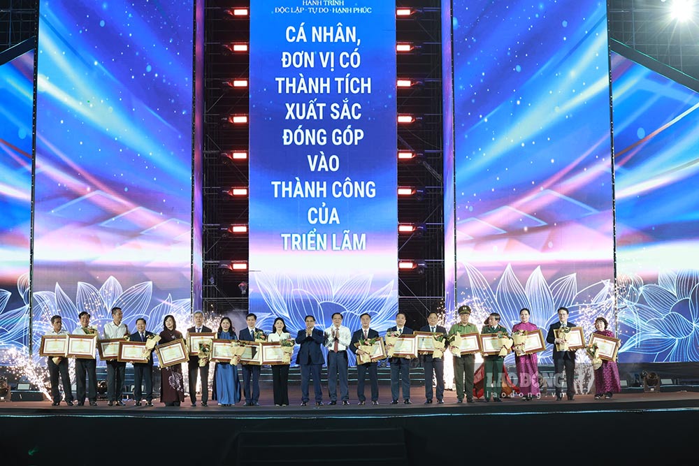 Prime Minister Pham Minh Chinh and Head of the Central Internal Affairs Commission Phan Dinh Trac presented awards to units with outstanding achievements contributing to the success of the exhibition. Photo: Hai Nguyen