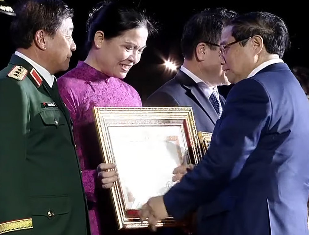 Ba Ha Thi Nga - Uy vien Trung uong Dang, Pho Chu tich Uy ban Trung uong Mat tran To quoc Viet Nam dai dien nhan giai thuong “Khong gian trung bay tieu bieu” danh cho nhom cac ban, bo, nganh, co quan trung uong. Anh: VTV