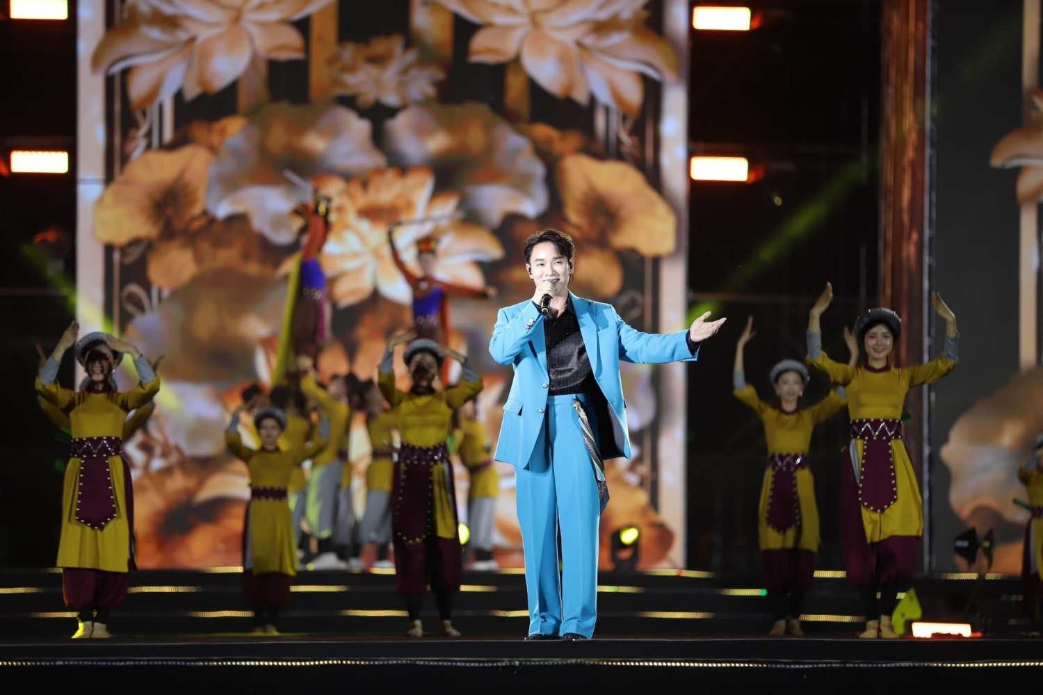 Truc Nhan trinh dien “Thinh vuong Viet Nam sang ngoi” tai concert. Anh: BTC