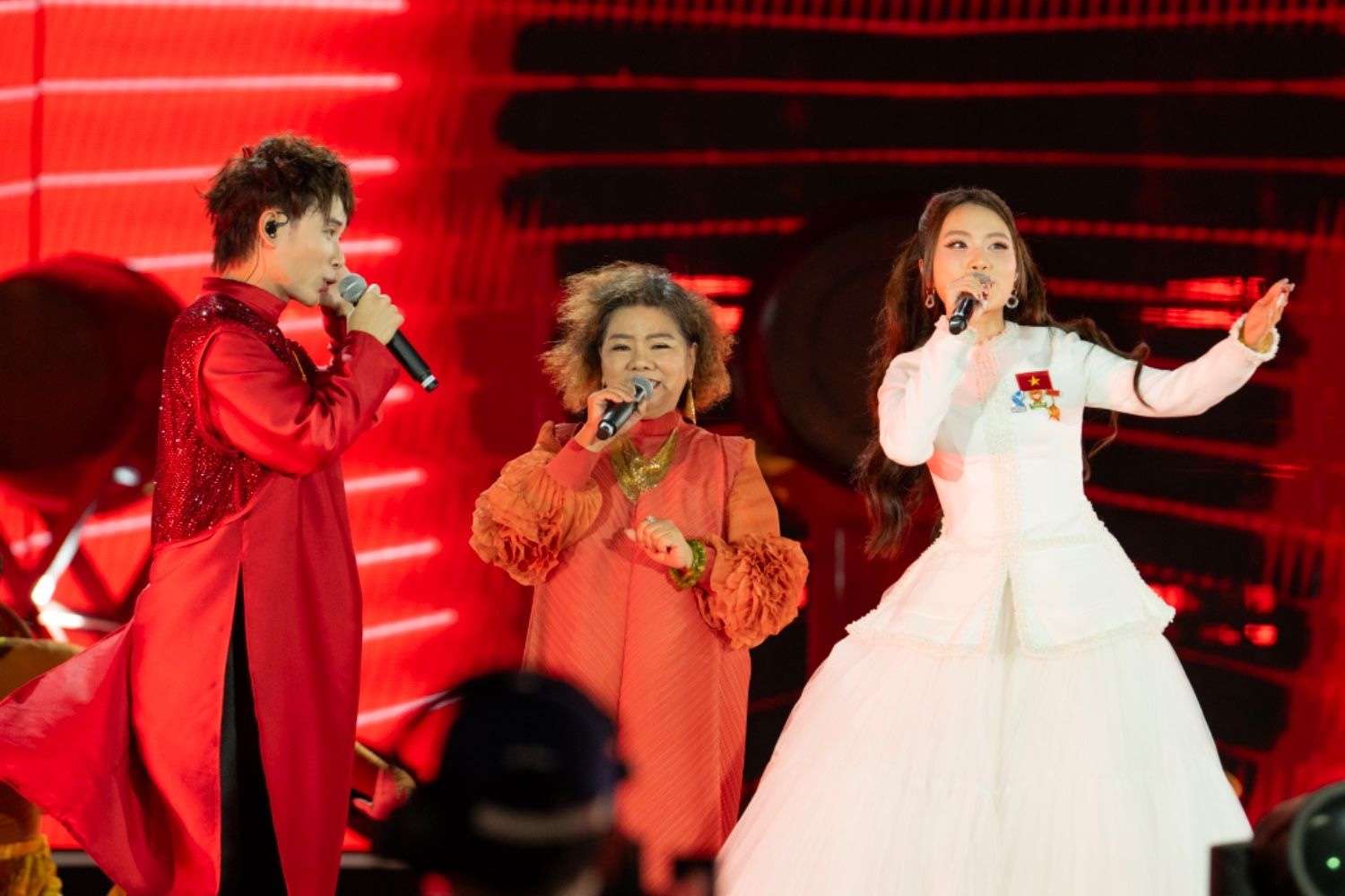 Truoc do, Truc Nhan tung trinh dien “Made In Vietnam” cung NSND Thanh Hoa va Phuong My Chi tai nhieu su kien. Anh: V Concert