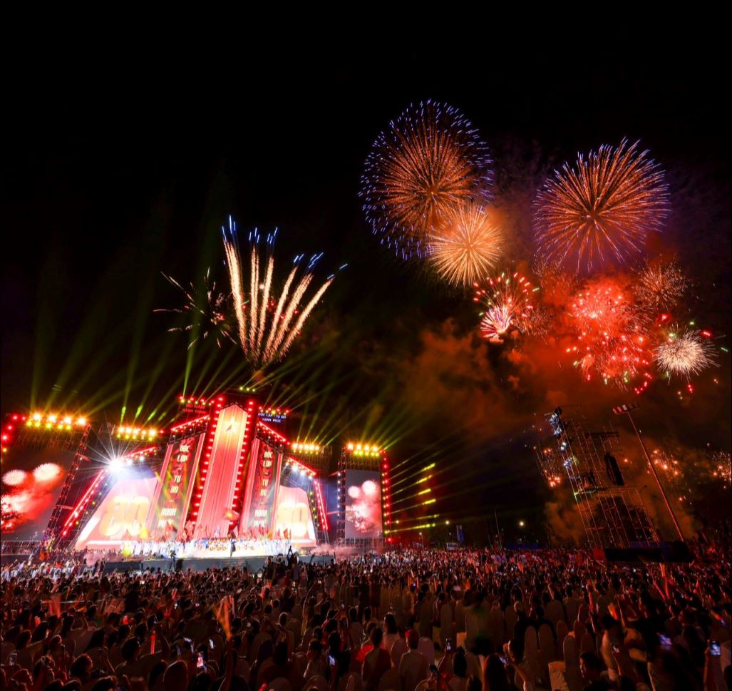Man ban phao hoa tam cao man nhan khep lai concert. Anh: VEC