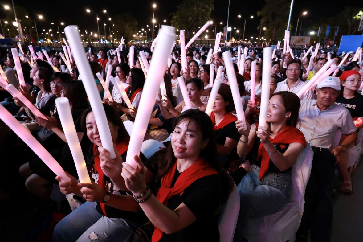 Khan gia hao hung voi cac ca khuc ve Viet Nam duoc trinh dien trong concert. Anh: Hai Nguyen