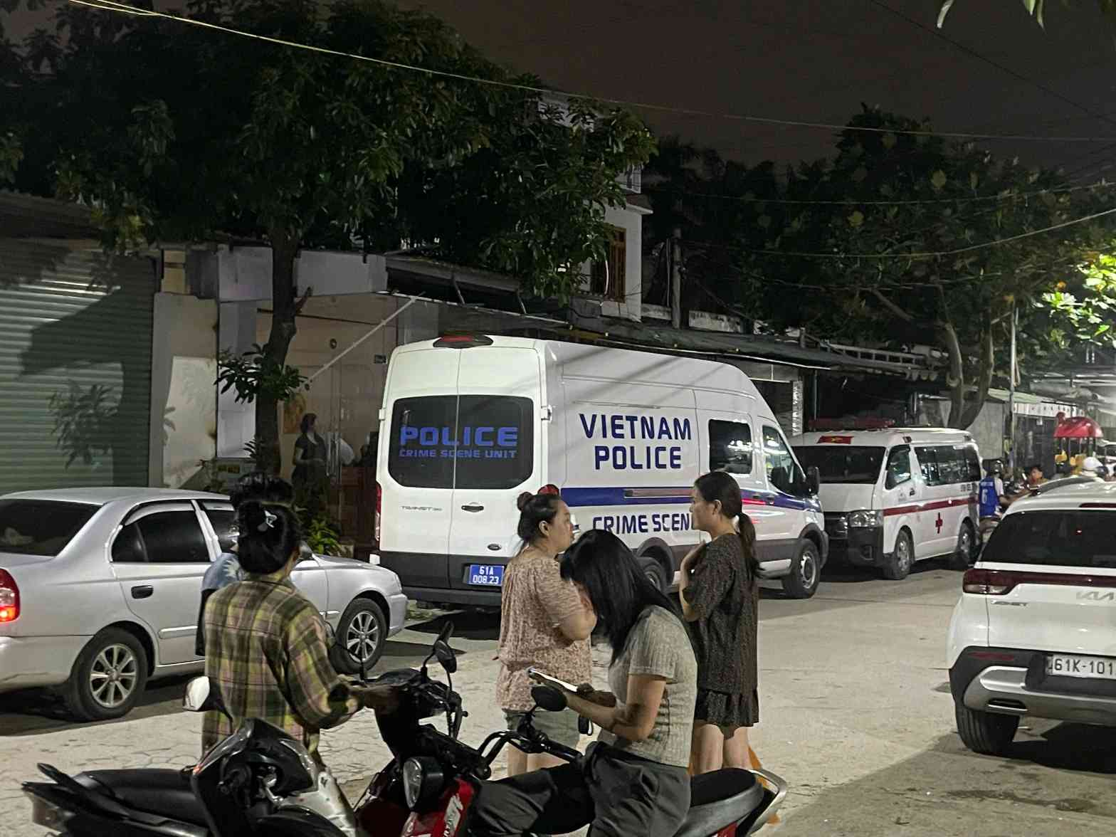 Công an đang phong tỏa hiện trường vụ cặp vợ chồng tử vong trước căn nhà. Ảnh: Đình Trọng