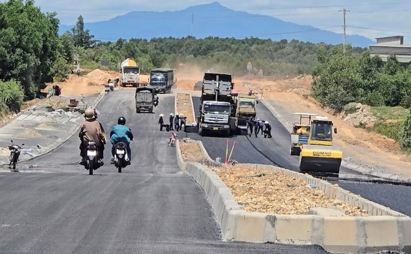 The hundred-billion-dong road in Quang Tri is about to be completed, with the option of not passing through the BOT station. Photo: Hung Tho