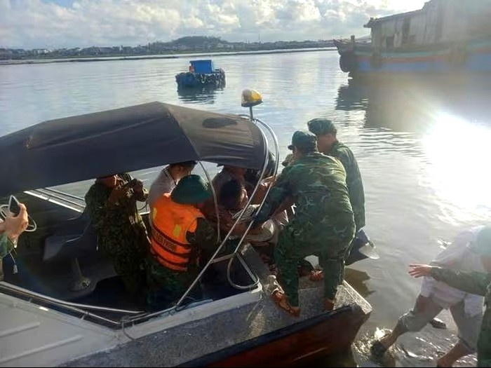 Quynh Phuong国境警備隊は、沖合で海産物を採取中に労働災害に遭った漁師をタイムリーに救助しました。写真:Ngoc Anh