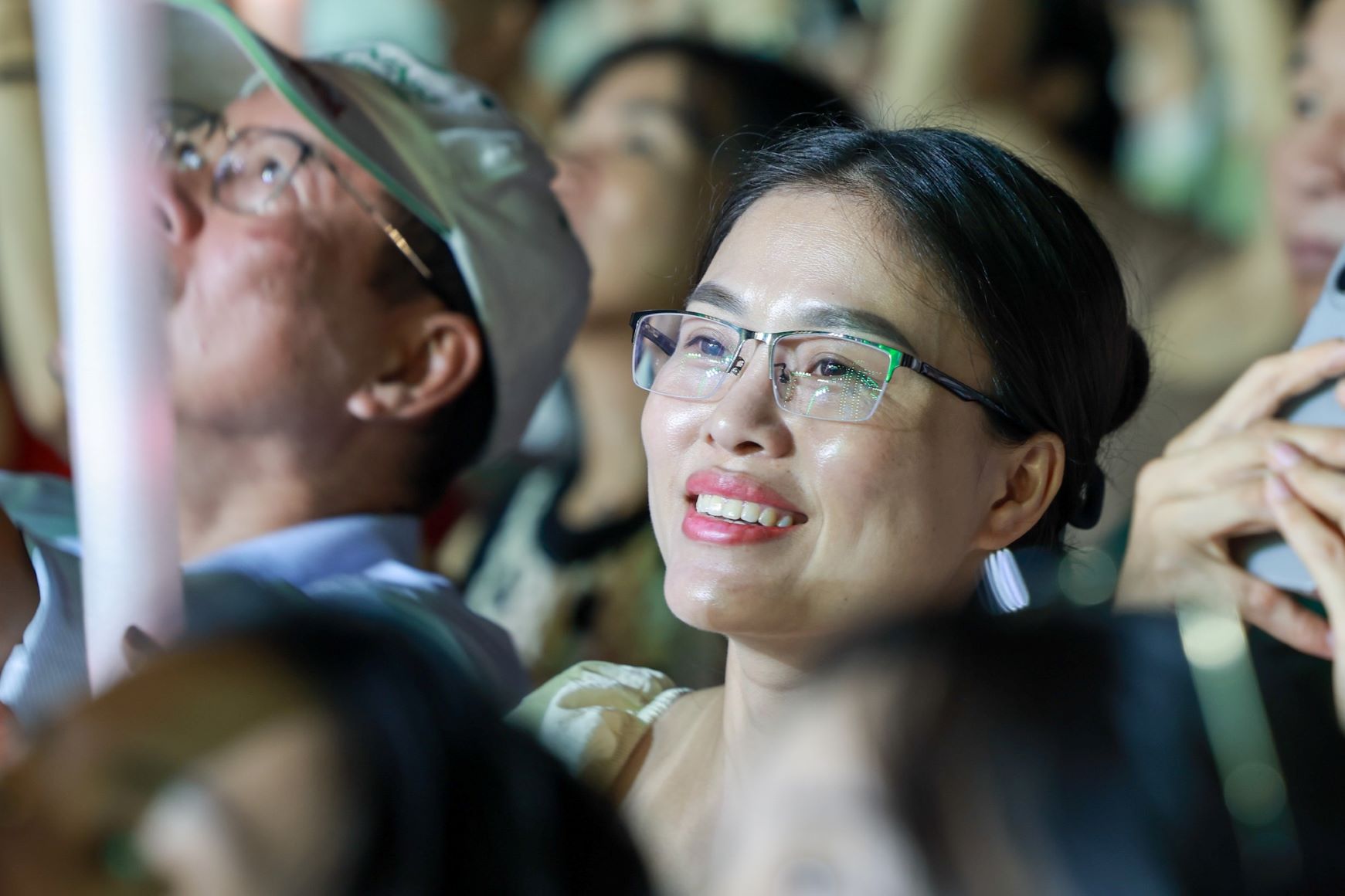Khan gia xuc dong khi theo doi cac tiet muc trong concert. Anh: Hai Nguyen