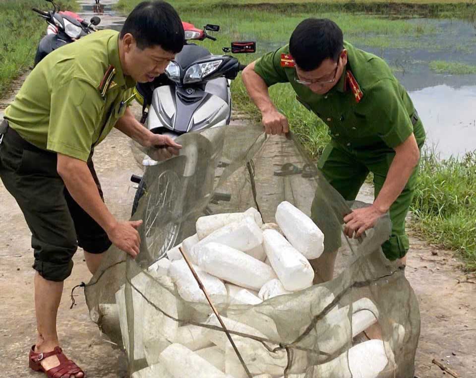 La guardia forestal de Nghi Xuan - Hong Linh se coordina con la policia para recolectar pajaros co falsos (hechos de plastico) para cazar pajaros cielo en la comuna de Co Dam. Foto: Tran Tuan