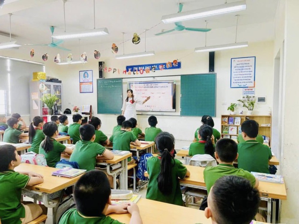 Develop a Decree on specific and outstanding incentive policies for teachers in 2026. Photo: Hanoi.gov.vn