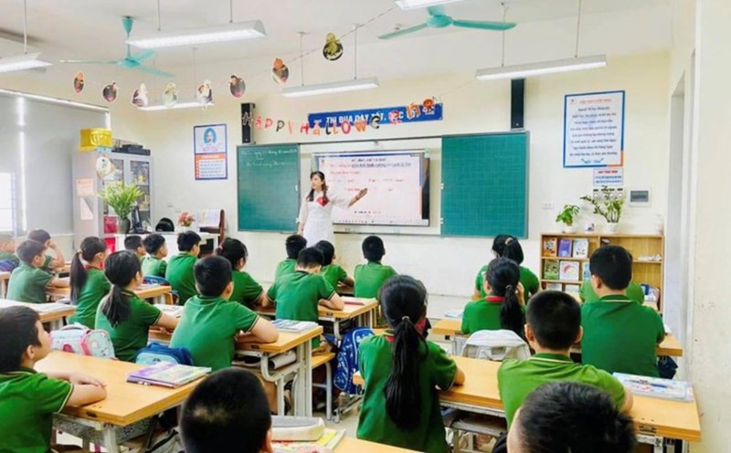 Develop a Decree on specific and outstanding incentive policies for teachers in 2026. Photo: Hanoi.gov.vn