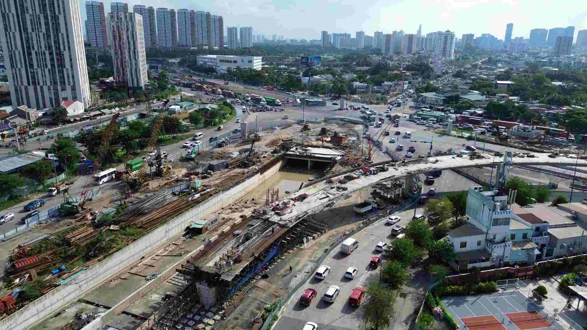 The An Phu Intersection Project (HCMC) organizes "3 shifts, 4 teams" to keep up with the progress. Photo: Minh Quan
