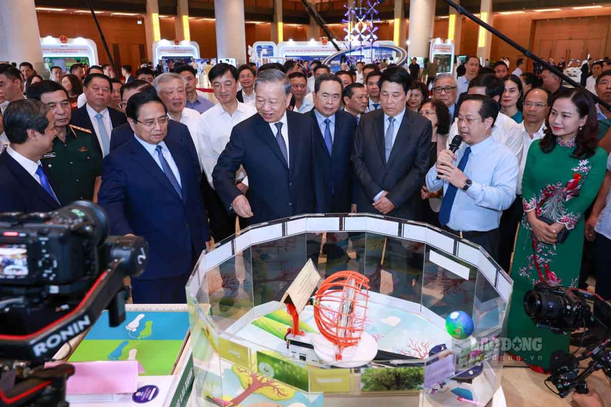 Tong Bi thu To Lam va cac lanh dao Dang, Nha nuoc tham quan trung bay chuyen de ve giao duc, y te truoc khi quan triet Hoi nghi. Anh: Hai Nguyen