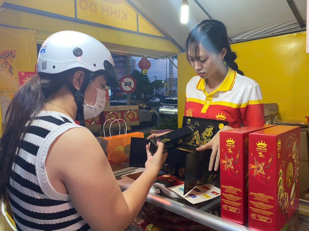 The moon cake market in Hue is bustling. Photo: Ngo Hien