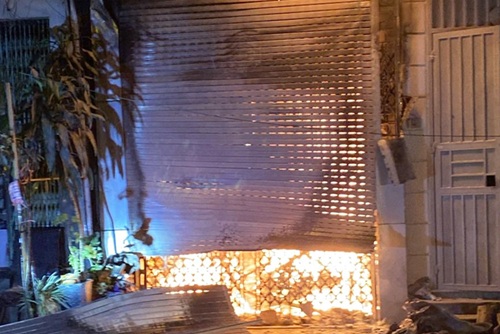 Successfully rescued 3 mother and child trapped in a burning house. Photo: Dinh Hieu