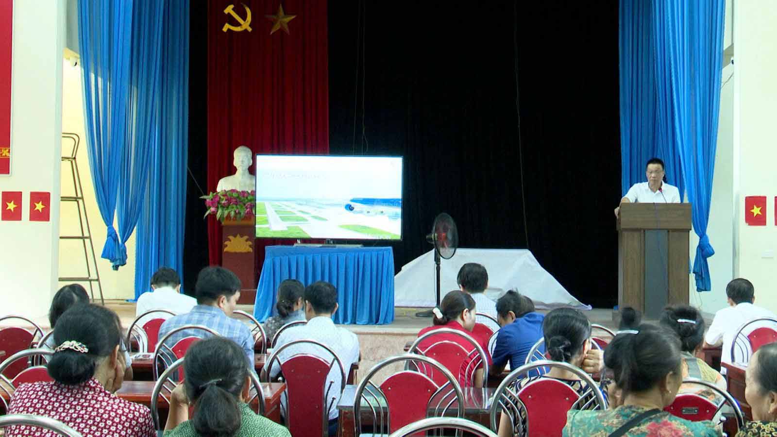 Lanh dao UBND xa Gia Binh to chuc doi thoai voi nguoi dan thon Thu Phap ve GPMB cho du an Cang hang khong quoc te Gia Binh. Anh: Cong an tinh Bac Ninh