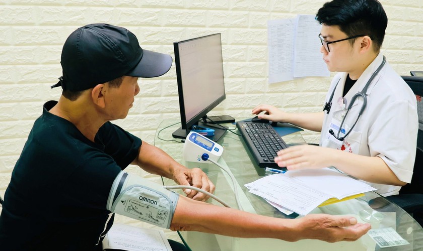 병원비 면제 정책을 단계적으로 시행하기 위한 계획을 수립하고 우선 사회 정책 대상자 취약 계층 저소득층을 대상으로 합니다. 사진: Hanoi.gov.vn