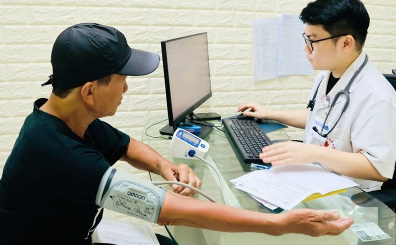 Develop a project to gradually implement the policy of hospital fees exemption, first of all for social policy beneficiaries, disadvantaged people, and low-income people. Photo: Hanoi.gov.vn