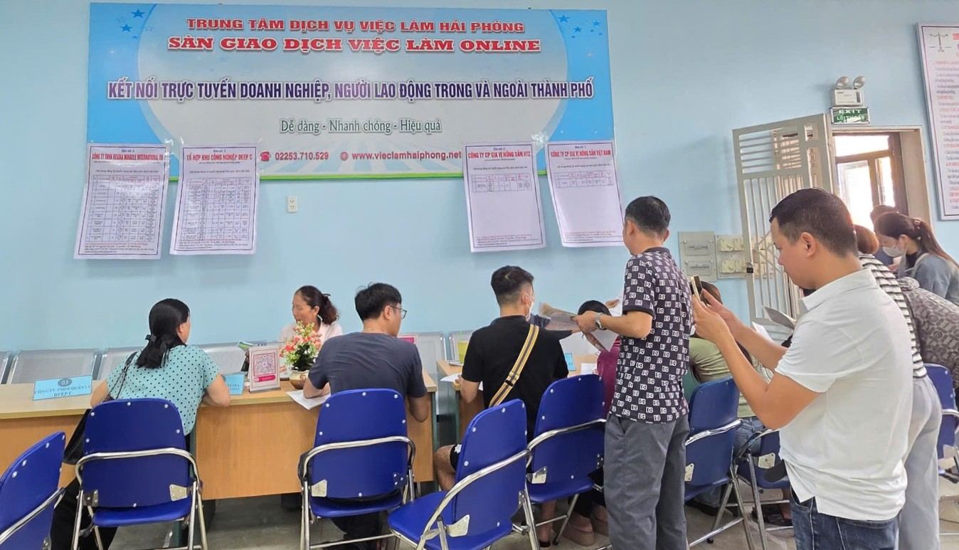 Người lao động tham gia phiên giao dịch việc làm tại số 735 Nguyễn Văn Linh. Ảnh: Trung tâm dịch vụ việc làm Hải Phòng