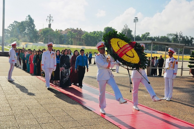 La delegation de representants des dirigeants syndicaux et des exemples de progres dans le mouvement de competition du secteur agricole et de l'environnement du Vietnam pour la periode 2020-2025 rend visite au mausolee du president Ho le 16 septembre. Photo : Huong Mai